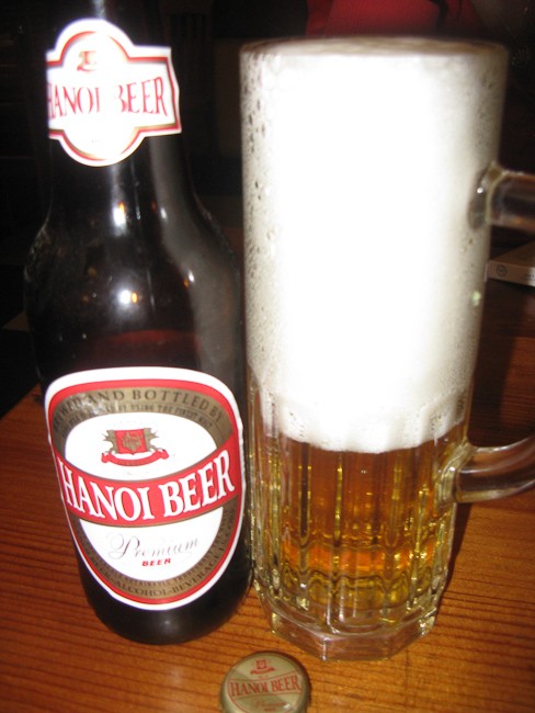 Hanoi Beer, уловът ми за тая вечер. Обикновено пия българска бира, докато гледам как български отбор пада на футбол. Сега пих виетнамска, докато гледах как Виетнам пада от Филипините.